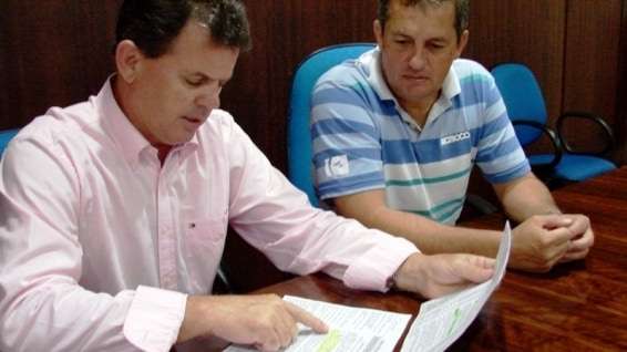 Legenda: O ex-prefeito Rogério Frigo e o vereador Dalto Bortolotto vibraram com a notícia publicada no Diário Oficial de que Nova Veneza foi contemplada com duas máquinas; uma retroescavadeira e uma motoniveladora (patrola) do Programa PAC 2. A reivindicação partiu dos vereadores Dalto Bortolotto, Valmor Ugioni e César Pasetto em junho de 2012 e foi encaminhada pelo então prefeito Rogério Frigo. Agora cabe ao prefeito Evandro Gava comparecer ao ato de entrega que será ainda neste semestre.