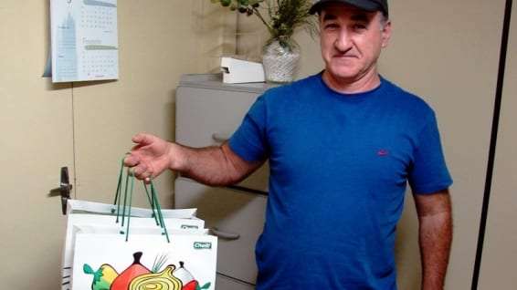 Maciel de Nez com um kit de produtos Chelli Condimentos.