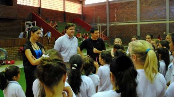 Encontro de vôlei reúne 200 meninas