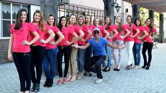 Ricardo Mazzorana: E por falar em realeza...a coroa da rainha será banhada a ouro e com cristais. Que poder hein?! 3 Lee Montenegro apresentando as 13 belas candidatas.