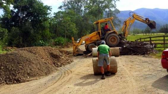 Estrada do Rio Cedro Alto recebe manutenção 1 Estrada do Rio Cedro Alto recebe manutenção