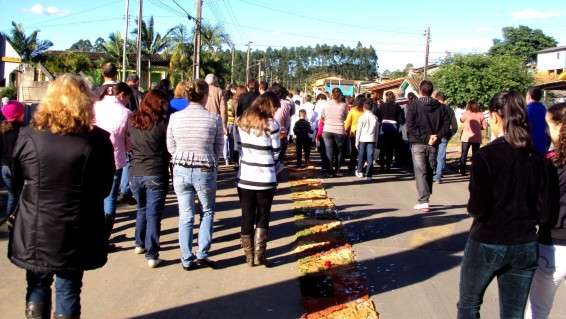 Movidos pela fé cristãos comemoram Corpus Christi no Bairro Bortolotto 13 Movidos pela fé cristãos comemoram Corpus Christi no Bairro Bortolotto