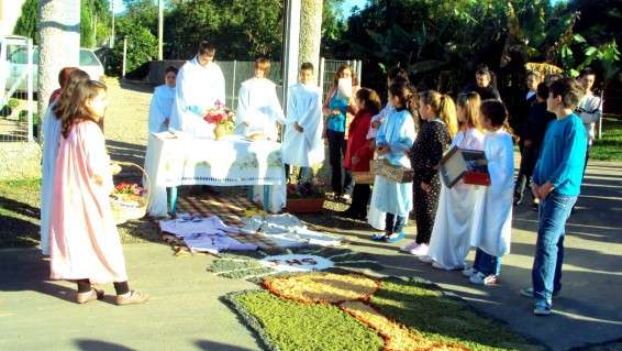 Movidos pela fé cristãos comemoram Corpus Christi no Bairro Bortolotto 11 Movidos pela fé cristãos comemoram Corpus Christi no Bairro Bortolotto