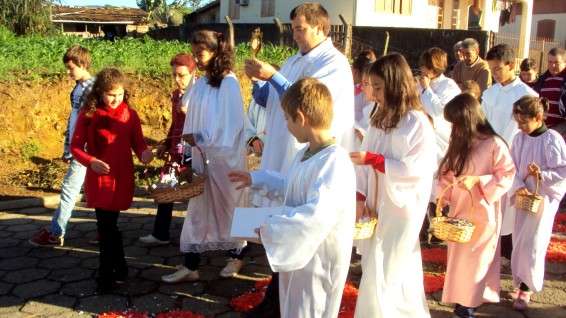 Movidos pela fé cristãos comemoram Corpus Christi no Bairro Bortolotto 2 Movidos pela fé cristãos comemoram Corpus Christi no Bairro Bortolotto
