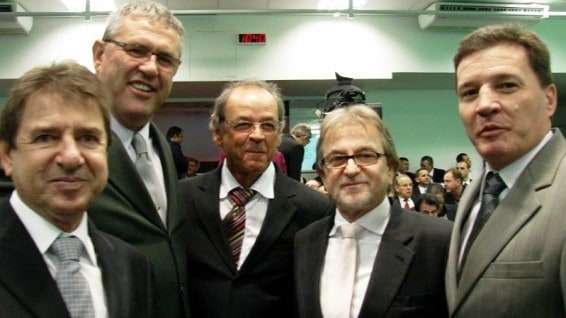 Marcelo Branco: Pelo jeito o ex-prefeito Rogério Frigo não vai mesmo assumir o cargo regional da CASAN 5 O Presidente da Câmara Betão e Arcângelo Nuernberg estiveram na sexta-feira na Fiesc em Florianópolis na solenidade que homenageou um grupo de empresários com a “Ordem do Mérito Industrial de Santa Catarina”. Um deles foi o neoveneziano Cide Damiani, da Dammyller. A comenda é o mais alto reconhecimento da indústria catarinense. Na foto também estão seu irmão Noio Damiani e Ronaldo Carlessi, Prefeito de Turvo.