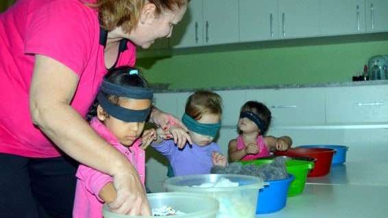 Crianças participam do projeto momento sensações