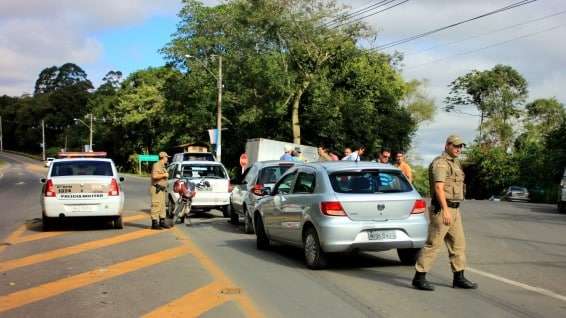 Motorista de 82 anos provoca engavetamento envolvendo seis veículos em Nova Veneza