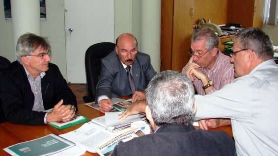 Marcelo Branco: Pelo jeito o ex-prefeito Rogério Frigo não vai mesmo assumir o cargo regional da CASAN 6 O Presidente da Câmara de Vereadores Betão esteve em Florianópolis recentemente no Deinfra e no gabinete do Deputado Estadual Manoel Mota com o Empresário Tito Bortolotto. O assunto tratado foi a construção de um trevo-alemão na entrada do Hotel Bormon, nas margens da Rodovia José Spillere, nas proximidades do pórtico de entrada da cidade, em Nova Veneza. O Diretor do Deinfra, Paulo Meller, esteve no local na sexta-feira para conferir o local e estudar a viabilidade da obra.  Betão e Tito Bortolotto saíram da reunião com Meller confiantes que a obra será executada.