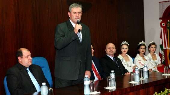 A sessão solene da Câmara de Vereadores na qual foi entregue o “Benemeritum Praemium” a personalidades neovenezianas que se destacam por este Brasil lotou as dependências do poder legislativo. O evento também marcou a inauguração do sistema de TV via internet. Os homenageados são: Anilton Antonelli, Flávio Spillere, José Croti, Neri Antônio Milanez, Valdir Marangoni, Valentin Pícolo Ugioni, Valmir Rampinelli, Rafael Milanez Spillere, Mário Ostetto, Hilário Vitalli e Valfredo Bortoluzzi. Logo após foi servido um jantar no Petrus.  Foto Anderson Machado A sessão solene da Câmara de Vereadores na qual foi entregue o “Benemeritum Praemium” a personalidades neovenezianas que se destacam por este Brasil lotou as dependências do poder legislativo. O evento também marcou a inauguração do sistema de TV via internet. Os homenageados são: Anilton Antonelli, Flávio Spillere, José Croti, Neri Antônio Milanez, Valdir Marangoni, Valentin Pícolo Ugioni, Valmir Rampinelli, Rafael Milanez Spillere, Mário Ostetto, Hilário Vitalli e Valfredo Bortoluzzi. Logo após foi servido um jantar no Petrus.  Foto Anderson Machado