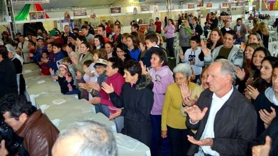 122 quilos de bolo e muita alegria no aniversário de Nova Veneza 1 122 quilos de bolo e muita alegria no aniversário de Nova Veneza