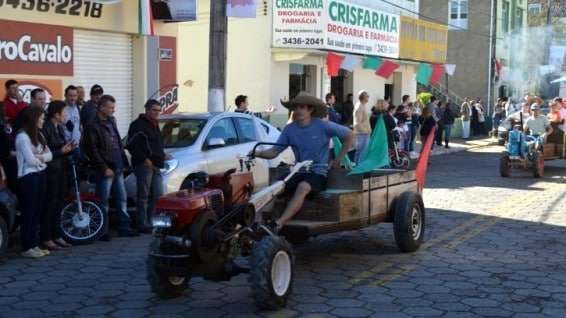 Desfile de máquinas agrícolas na 9ª Festa da Gastronomia