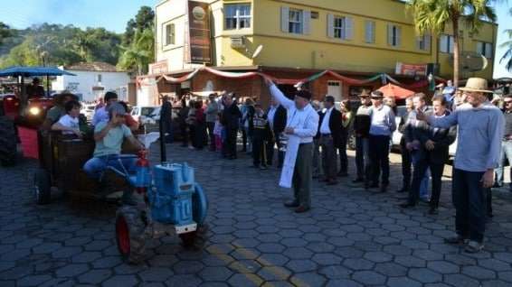 Desfile de máquinas agrícolas na 9ª Festa da Gastronomia