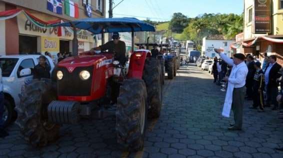 Desfile de máquinas agrícolas na 9ª Festa da Gastronomia
