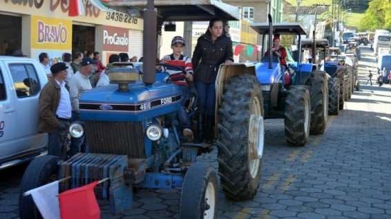 Desfile de máquinas agrícolas na 9ª Festa da Gastronomia