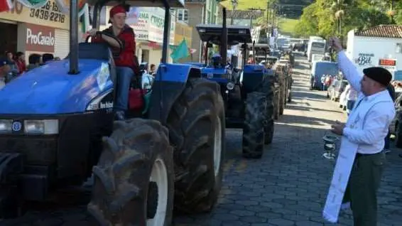 Desfile de máquinas agrícolas na 9ª Festa da Gastronomia