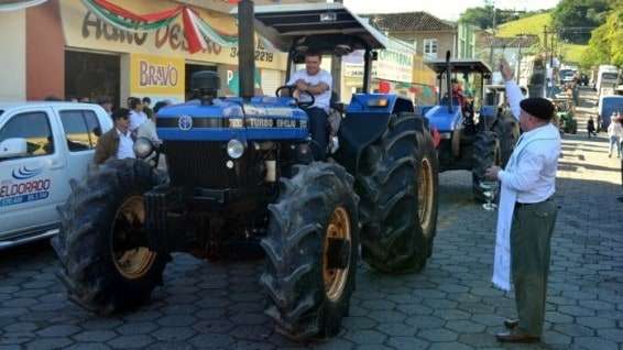 Desfile de máquinas agrícolas na 9ª Festa da Gastronomia