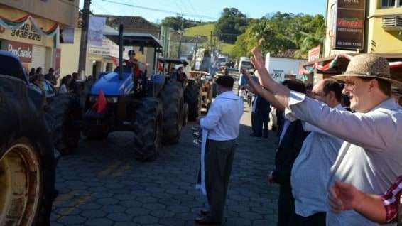 Desfile de máquinas agrícolas na 9ª Festa da Gastronomia