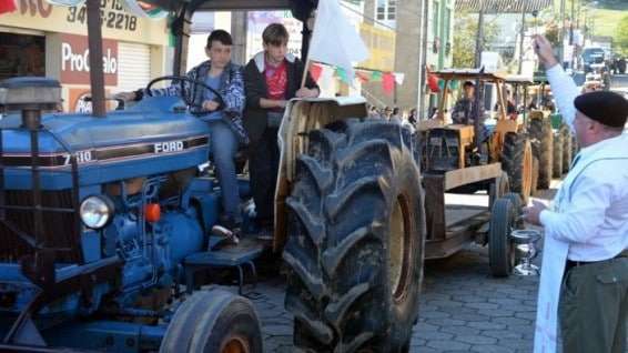 Desfile de máquinas agrícolas na 9ª Festa da Gastronomia