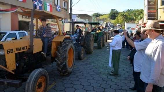 Desfile de máquinas agrícolas na 9ª Festa da Gastronomia