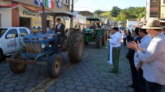 Desfile de máquinas agrícolas na 9ª Festa da Gastronomia