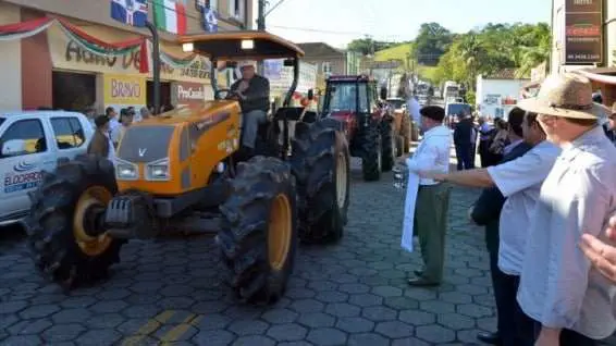 Desfile de máquinas agrícolas na 9ª Festa da Gastronomia