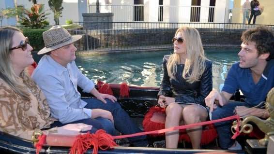 Na chegada, atores globais admiram Nova Veneza