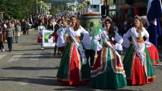 Desfile da colônia Nuova Venezia reúne três mil pessoas