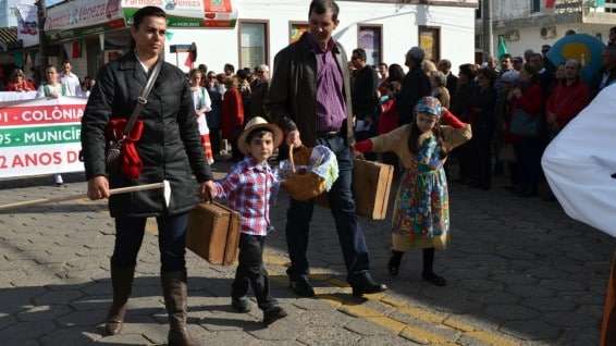 Desfile da colônia Nuova Venezia reúne três mil pessoas