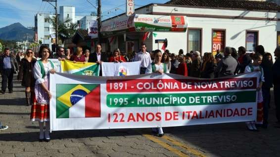 Desfile da colônia Nuova Venezia reúne três mil pessoas
