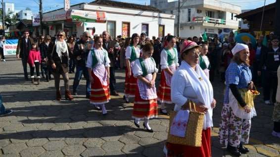 Desfile da colônia Nuova Venezia reúne três mil pessoas