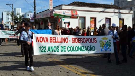 Desfile da colônia Nuova Venezia reúne três mil pessoas