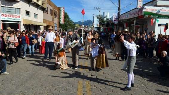 Desfile da colônia Nuova Venezia reúne três mil pessoas