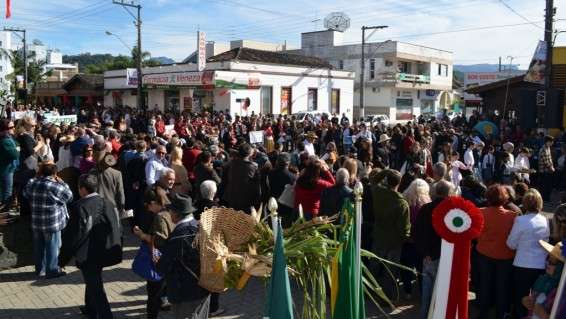 Desfile da colônia Nuova Venezia reúne três mil pessoas