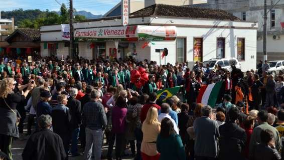 Desfile da colônia Nuova Venezia reúne três mil pessoas