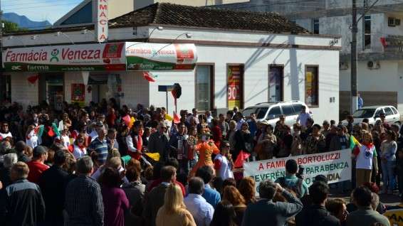 Desfile da colônia Nuova Venezia reúne três mil pessoas