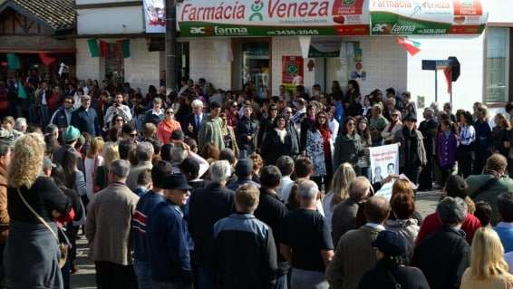Desfile da colônia Nuova Venezia reúne três mil pessoas