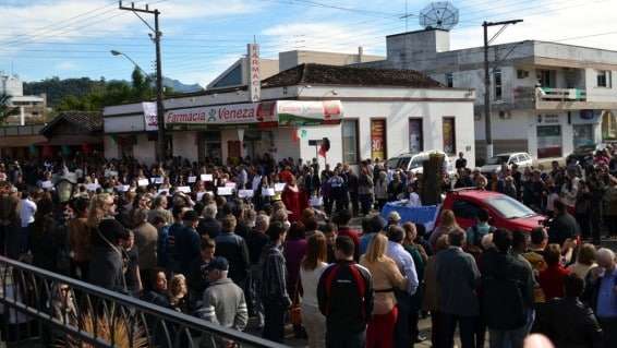 Desfile da colônia Nuova Venezia reúne três mil pessoas