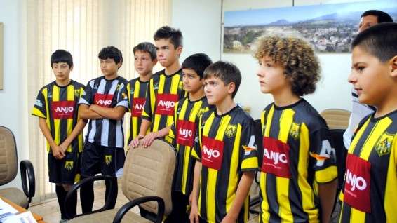 Alunos do projeto Anjos do Futsal/Unesc recebem uniforme em Nova Veneza