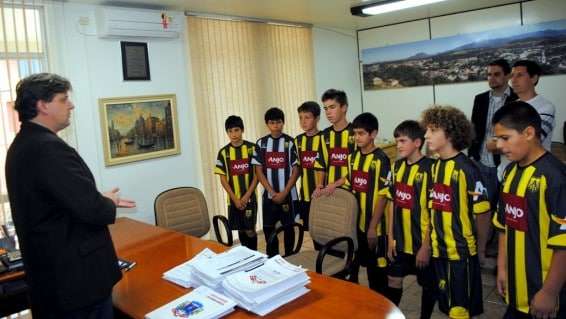 Alunos do projeto Anjos do Futsal/Unesc recebem uniforme em Nova Veneza