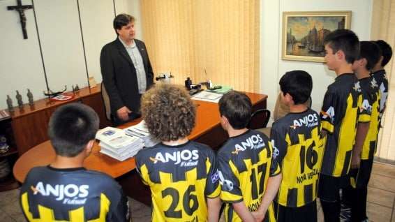 Alunos do projeto Anjos do Futsal/Unesc recebem uniforme em Nova Veneza