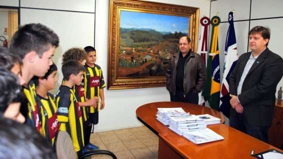 Alunos do projeto Anjos do Futsal/Unesc recebem uniforme em Nova Veneza