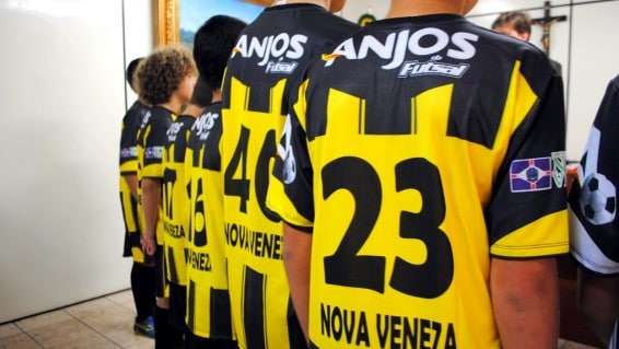 Alunos do projeto Anjos do Futsal/Unesc recebem uniforme em Nova Veneza