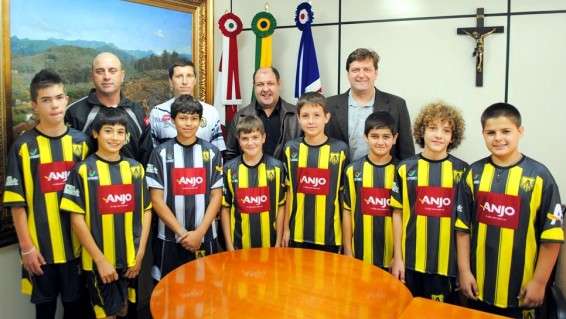Alunos do projeto Anjos do Futsal/Unesc recebem uniforme em Nova Veneza
