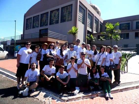 Integrantes do Grupo Folclórico Ítalo-Brasileiro Nova Veneza visitando o Santuário do Divino Pai Eterno, em Trindade/GO