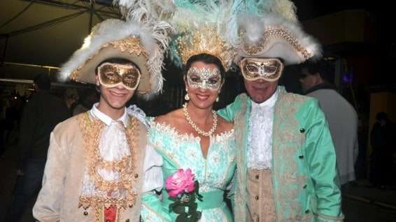 Marcelo Branco: A Casa da Nonna Angelina que vendia vinhos nacionais e importados foi uma das atrações da festa 7 Rogério Frigo e Neni e familiares, Marco Spillere e Adriana e familiares no Carnaval de Veneza.