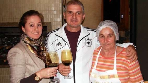 A reunião da Confraria Pan & Vin deste mês foi na bela residência do casal Benício Spillere e Patrícia. O Secretário Giliard Gava esteve presente para falar da organização da festa. Na foto com a Nica que preparou o saboroso jantar.