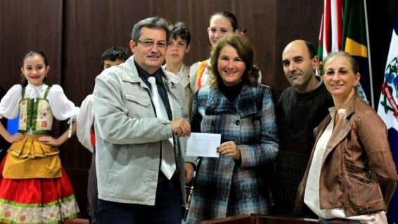 O Vereador Dalto Bortolotto (PSDB) há pouco mais de um mês doou uma máquina de costura industrial para o clube de mães de São Bento Baixo mas foi roubada recentemente. Bortolotto então se propôs a doar novamente outra máquina que já está com o grupo. Bortolotto vai doar cerca de R$ 16 mil para entidades no decorrer deste mandato. Estes recursos ele lembra que são do próprio bolso.