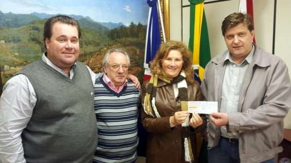 Grupo Folclórico recebe R$ 20 mil do Executivo 1 Grupo Folclórico recebe R$ 20 mil do Executivo