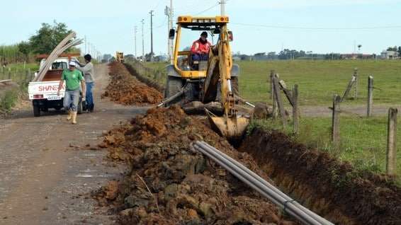 Prefeitura de Nova Veneza leva água encanada para 100 famílias
