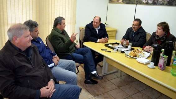 Por aproximação com o governo vereadores de oposição são recebidos por prefeito em exercício